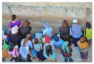 Kotel Women Praying 00019